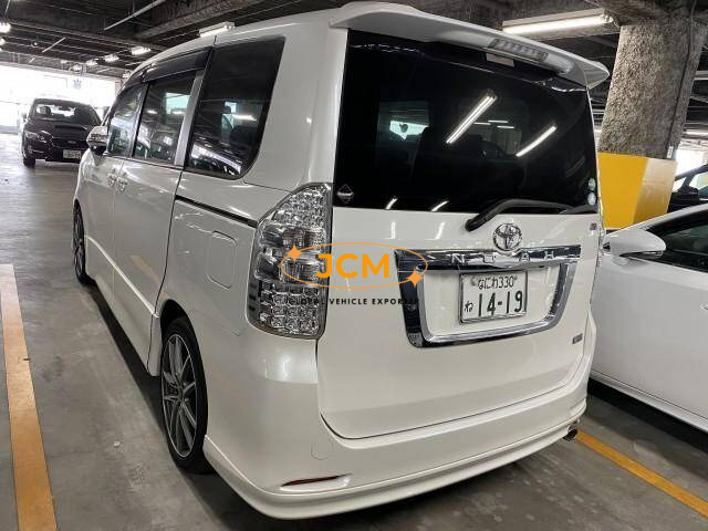 
								2013 TOYOTA NOAH full									