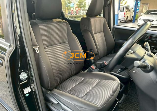 
								2017 TOYOTA VOXY DAA-ZWR80W HYBRID full									