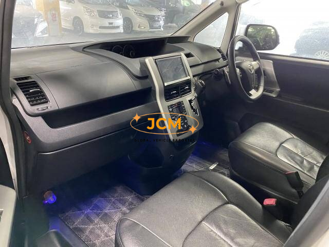 
								2013 TOYOTA NOAH full									