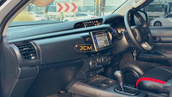 
								Toyota Hilux 2020 full									