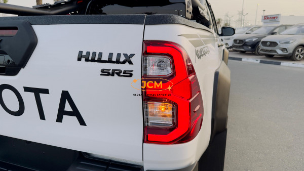 
								Toyota Hilux 2022 full									