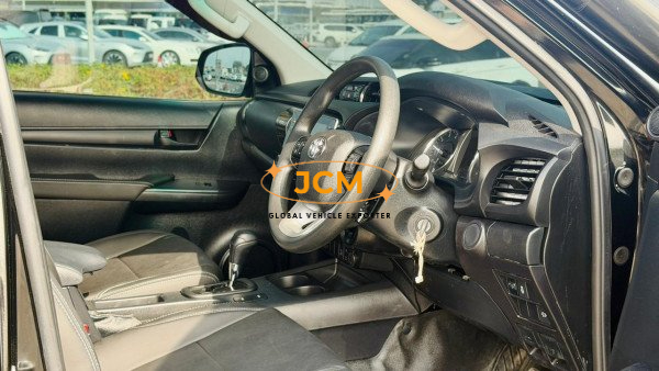 
								2022 TOYOTA HILUX 2.8 4WD full									
