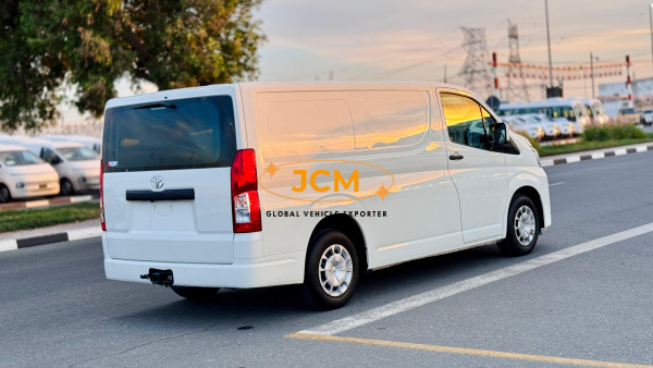 
								10 Seaters Toyota Hiace 2022 full									
